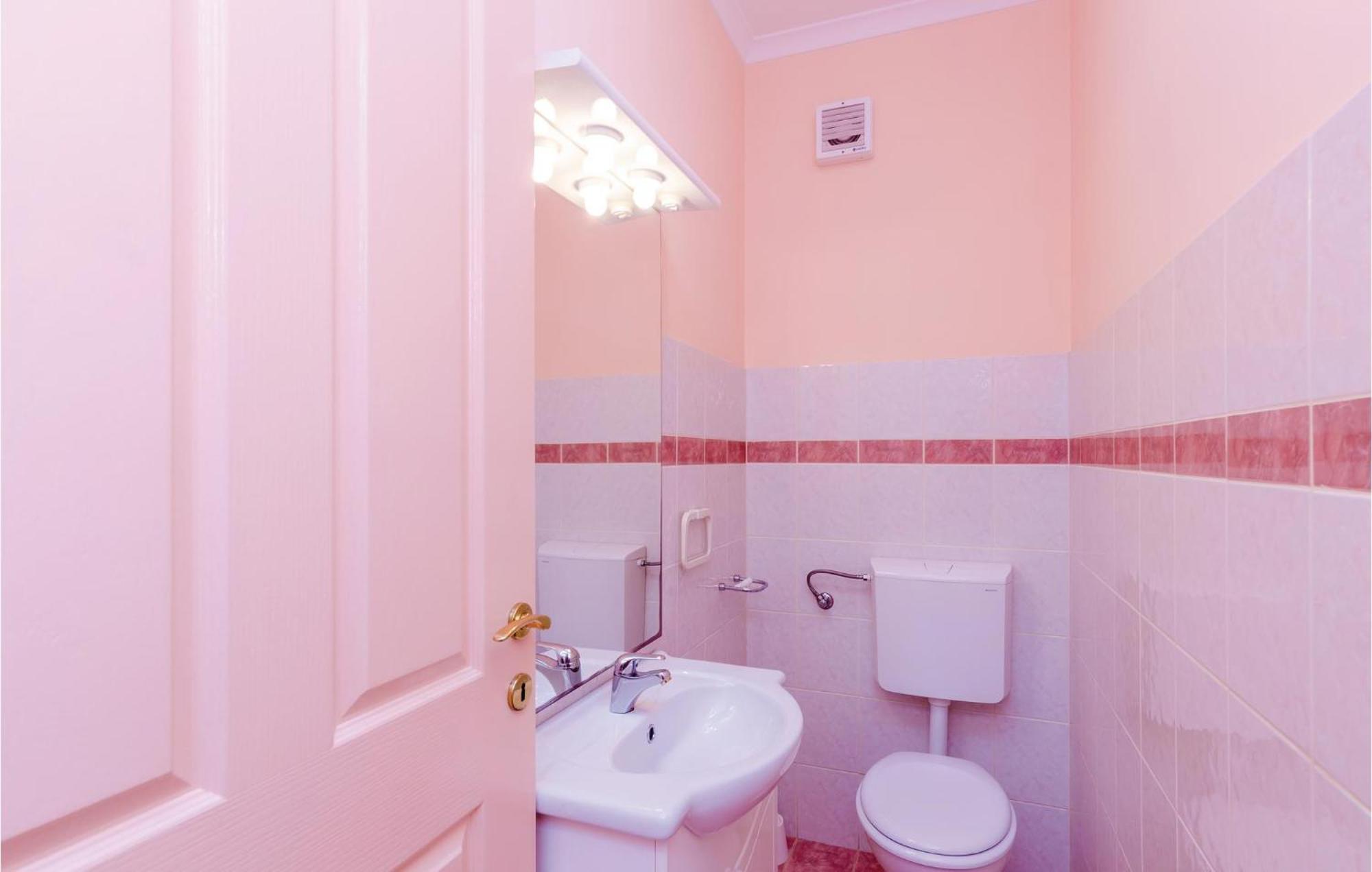 3 Bedroom Beautiful Apartment In Орасац Екстер'єр фото