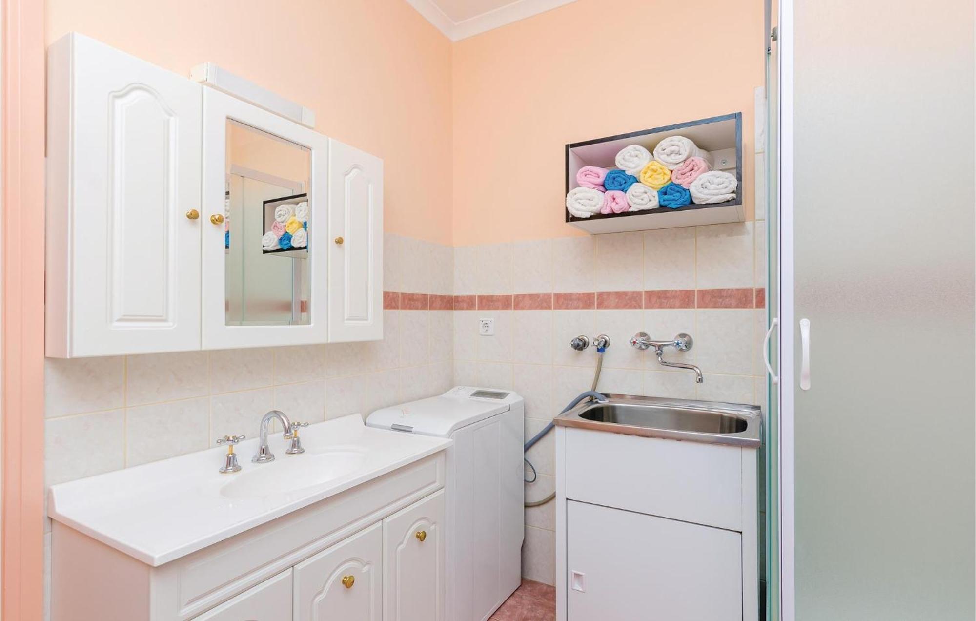3 Bedroom Beautiful Apartment In Орасац Екстер'єр фото