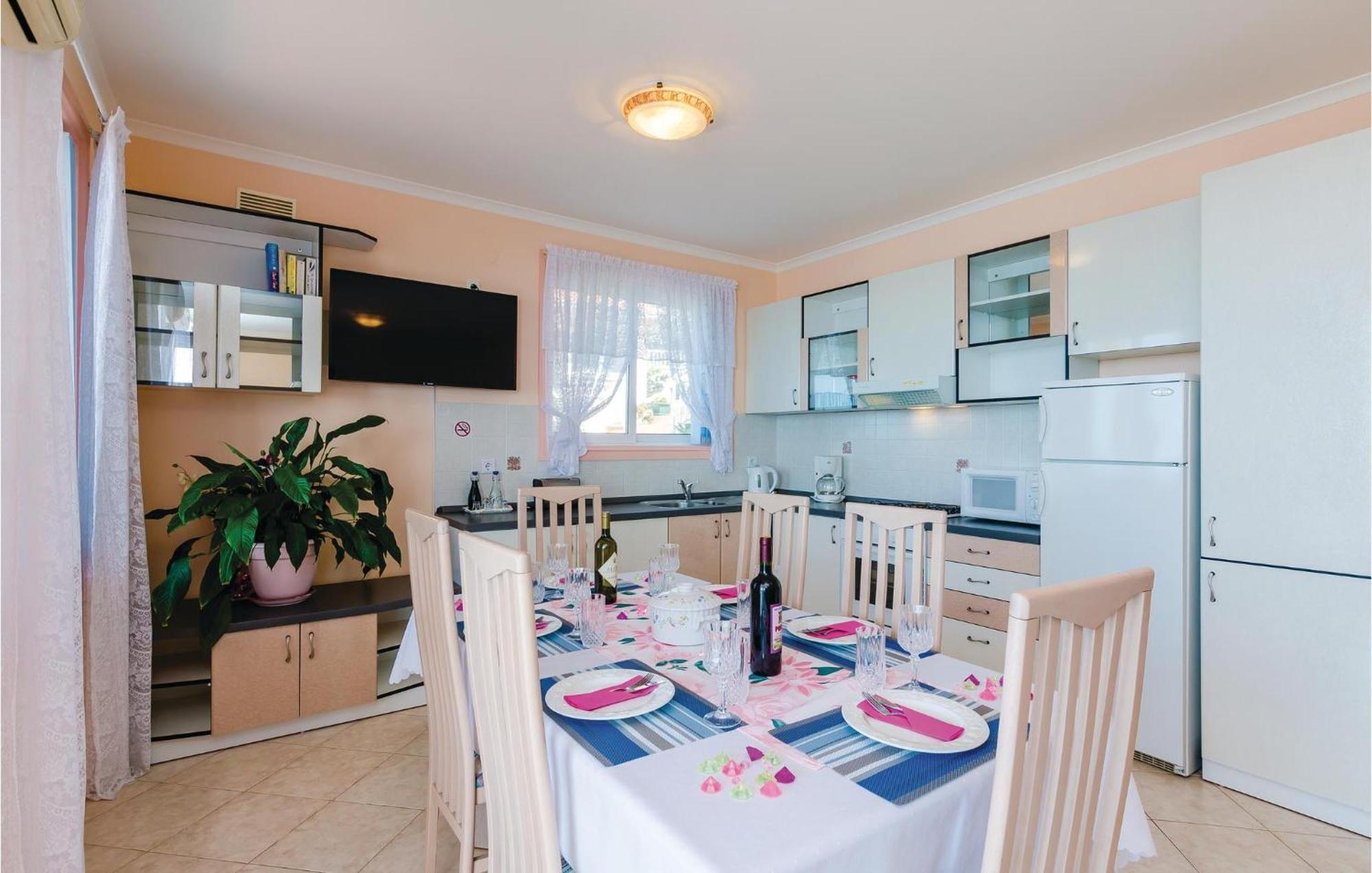 3 Bedroom Beautiful Apartment In Орасац Екстер'єр фото