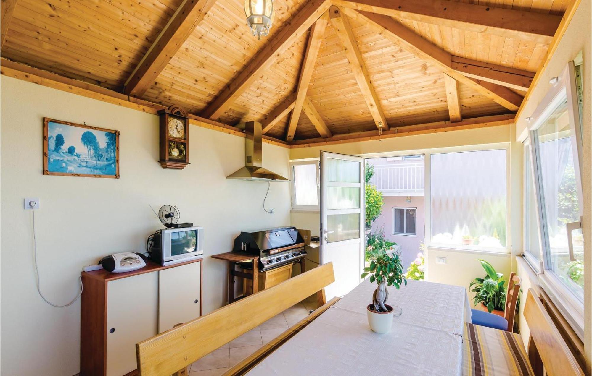 3 Bedroom Beautiful Apartment In Орасац Екстер'єр фото